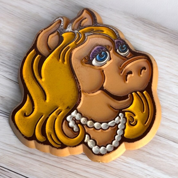 Muppets Jewelry - Vintage 1979 Miss Piggy Pin Brooch Jim Henson Associates Muppets Collectible